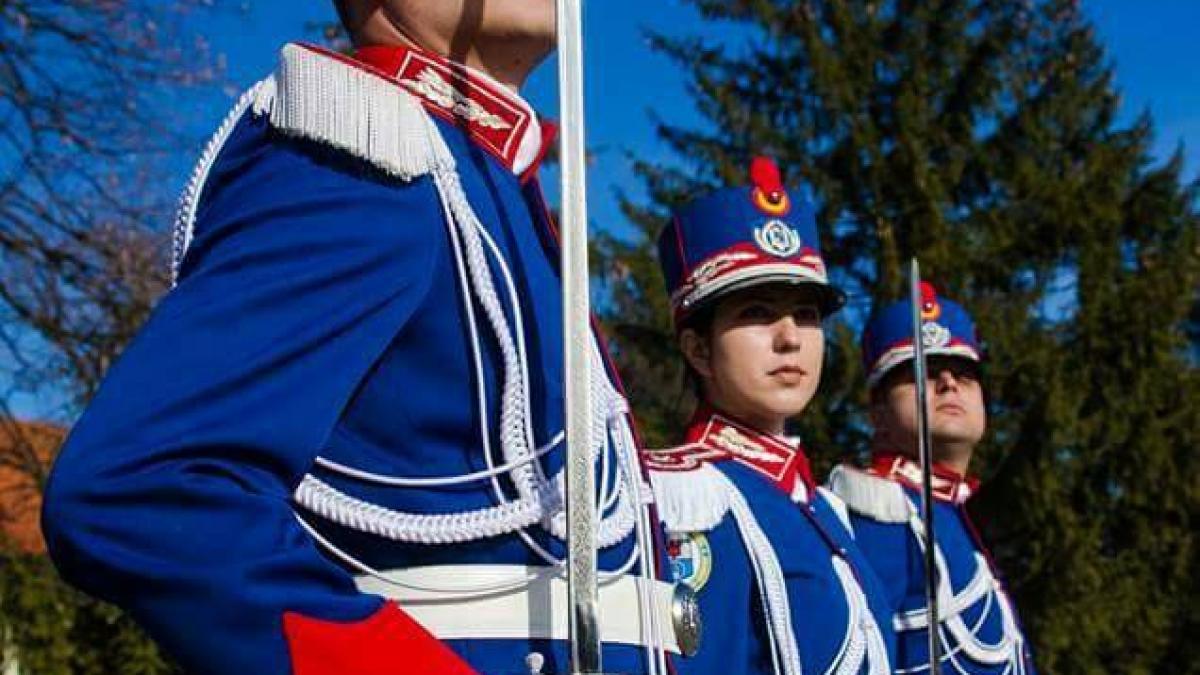 jandarmii il omagiaza pe mihai eminescu video surprinzator pe pagina de facebook a jandarmeriei