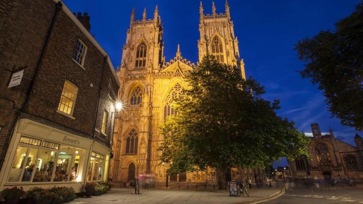 s a plans ca a dat 12 ron pe o apa calda cu lamaie dar raspunsul managerului de restaurant a lasat