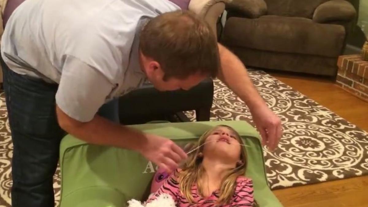 zana maseluta trebuie sa vada asta milioane de oameni au urmarit pe facebook cum isi scoate dintele