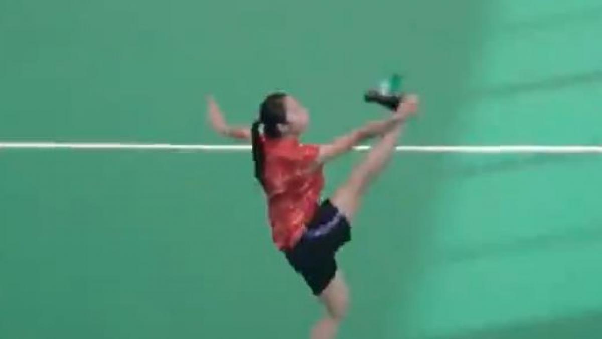 video chinezoaica jonglerii fluturas badminton