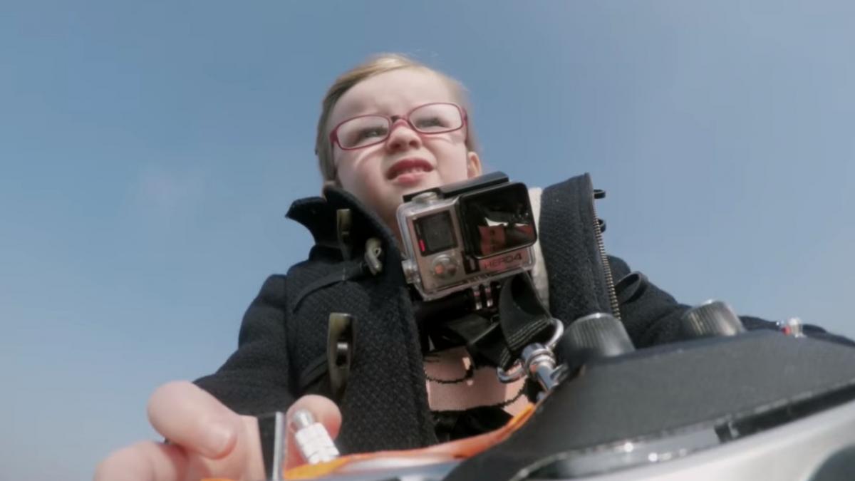 o fetita de patru ani testeaza cele mai noi camioane din lume cu o telecomanda