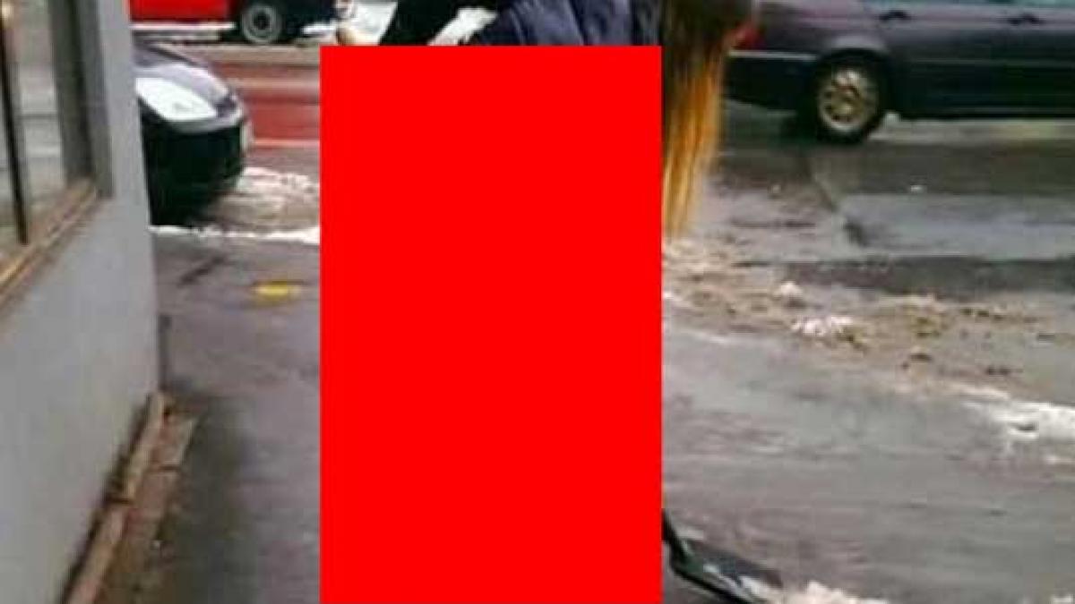 a iesit pe o strada din bucuresti sa curete zapada oamenilor nu le venea sa creada cum este