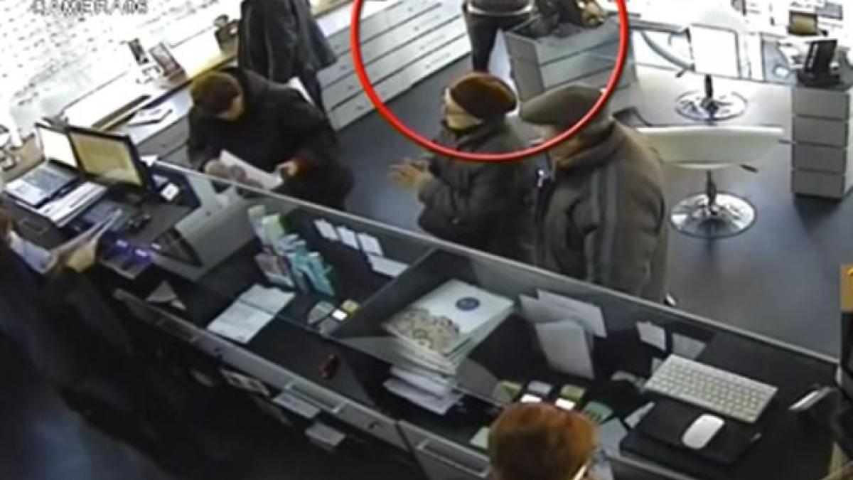 momentul in care o tanara fura doua telefoane dintr o policlinica din constanta