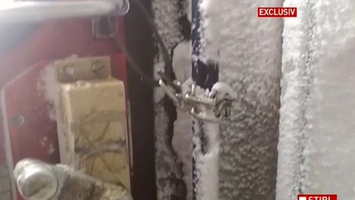 pasagerii trenului arad constanta ramasi in camp dupa ce garnitura s a inzapezit