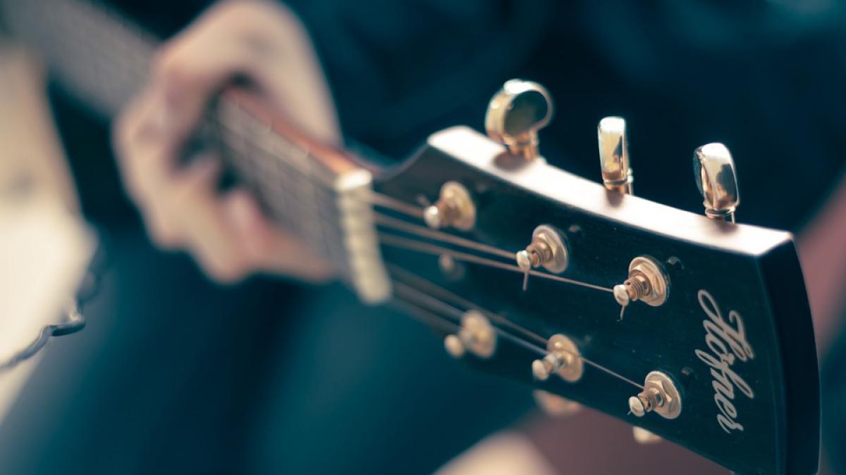 ideea nebuneasca un american vrea sa organizeze un concert de muzica folk intr o zona ocupata de