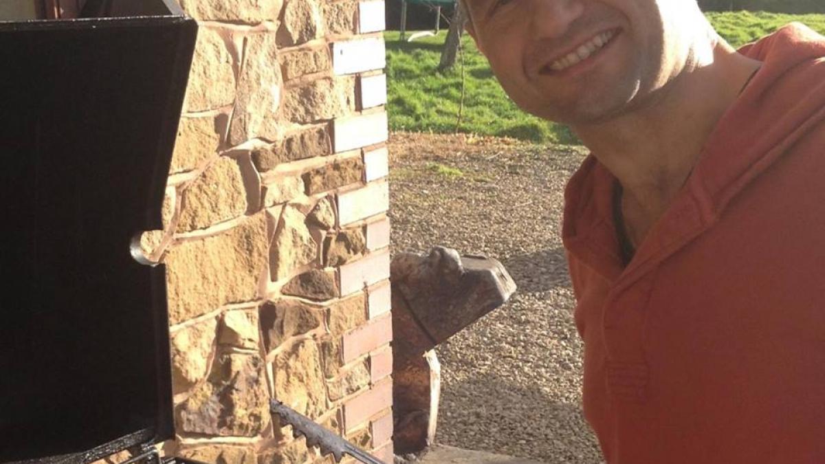 are 37 de ani si pana nu demult lucra intr o corporatie o banala ploaie i a schimbat destinul