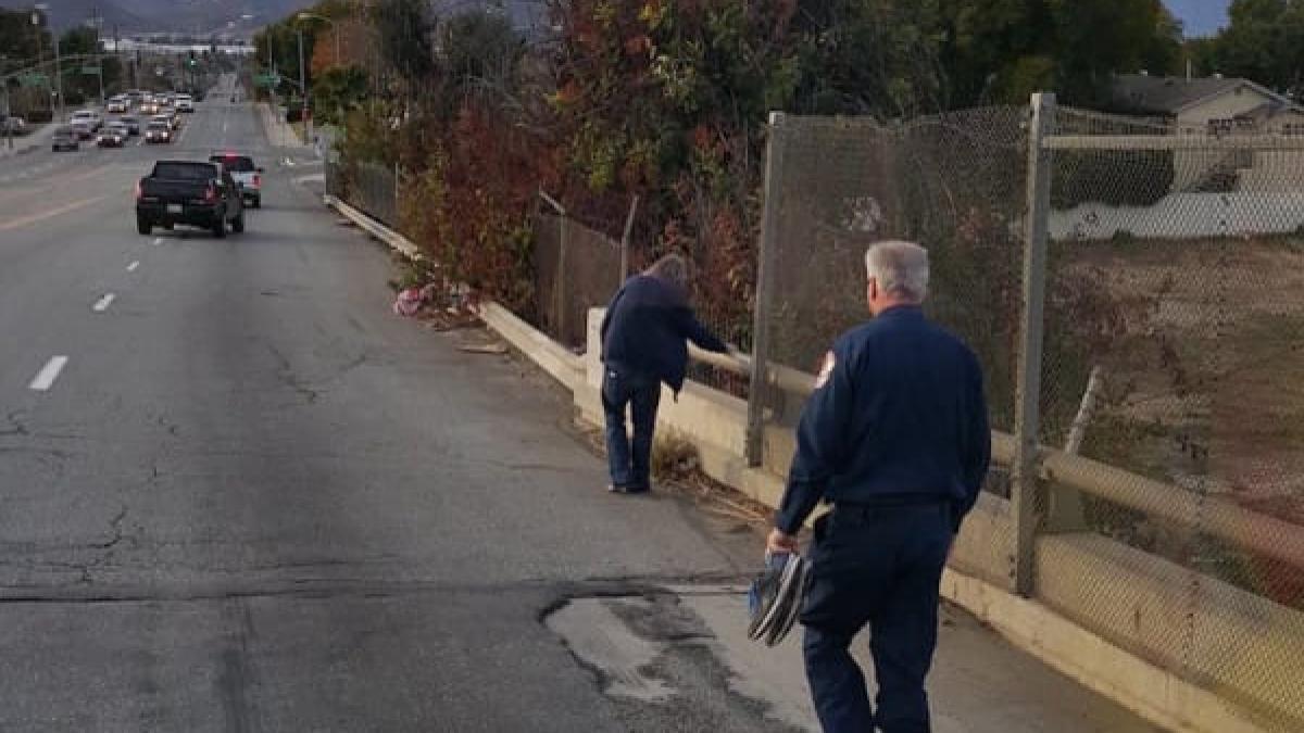 au vazut un barbat care mergea greu pe marginea drumului s au oprit si au facut ceva minunat