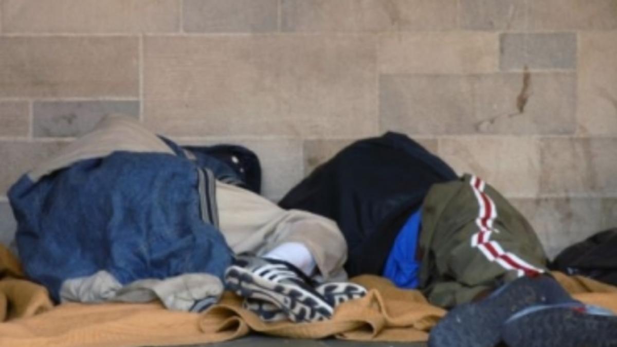 in cea mai geroasa noapte politistii locali au salvat de la inghet circa 160 de oameni fara adapost