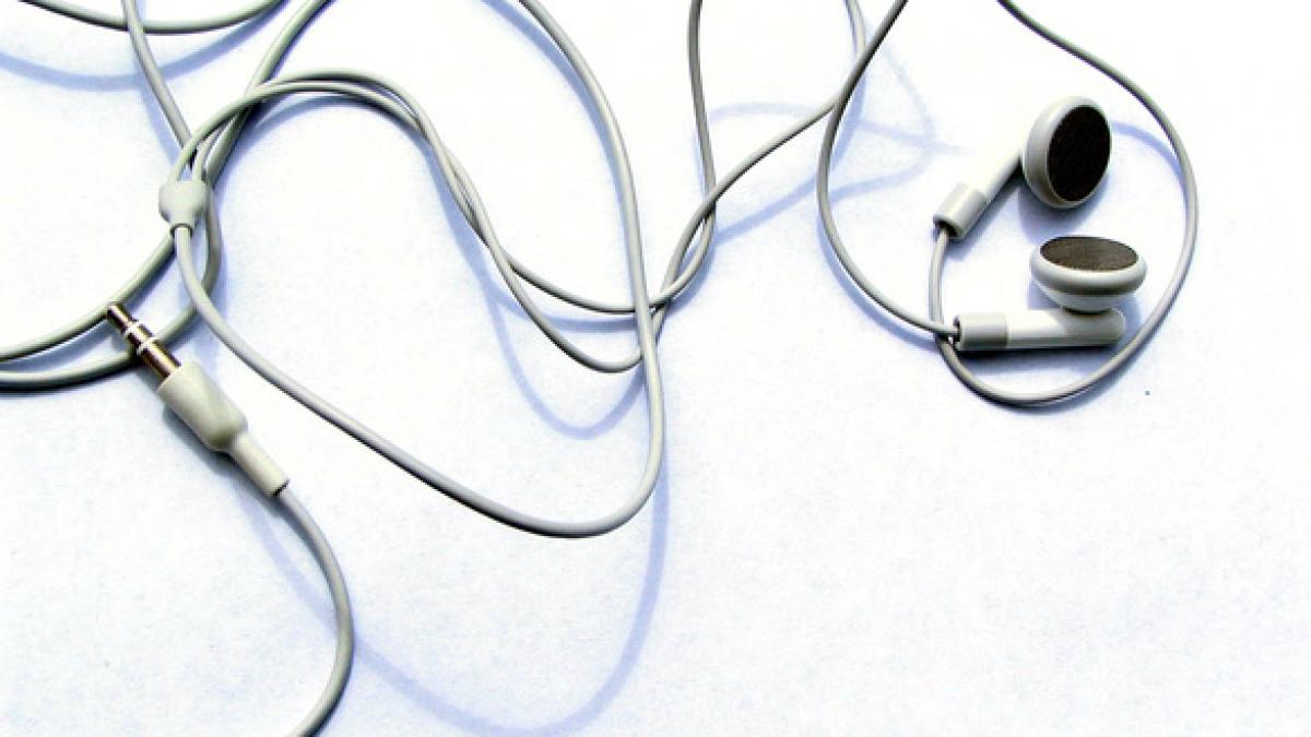 trei metode geniale prin care poti scapa de firele incurcate de la casti