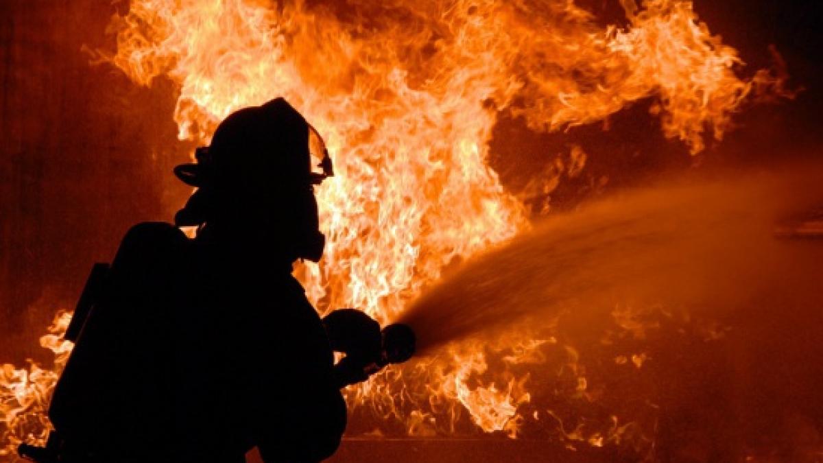 incendiu de proportii la un bloc din brasov zeci de oameni evacuati