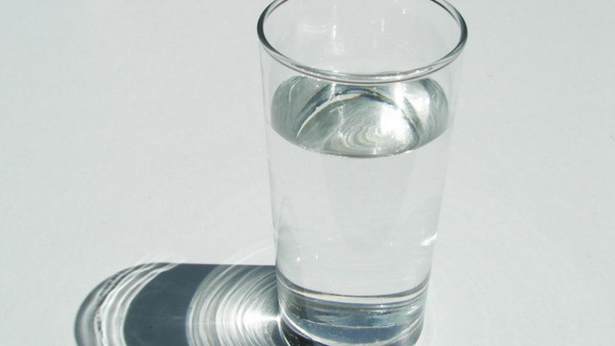 pahar apa calda stomacul gol