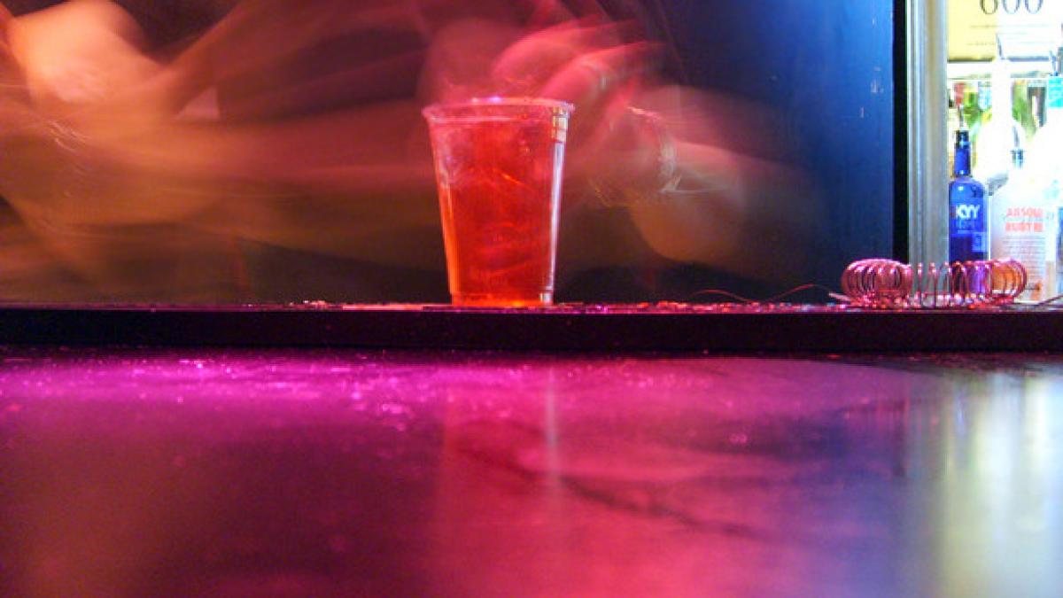 toti barbatii vor sa intre in acest bar dar autoritatile sunt oripilate cum arata chelneritele care