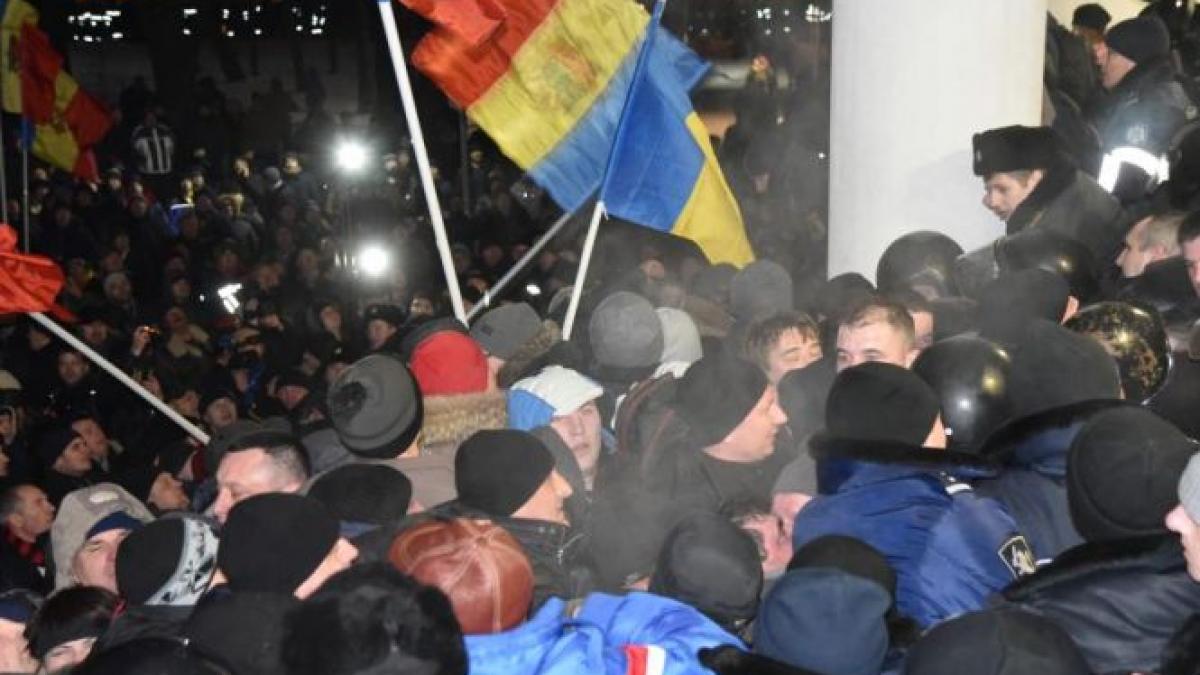 zece persoane ranite dupa protestele violente din republica moldova
