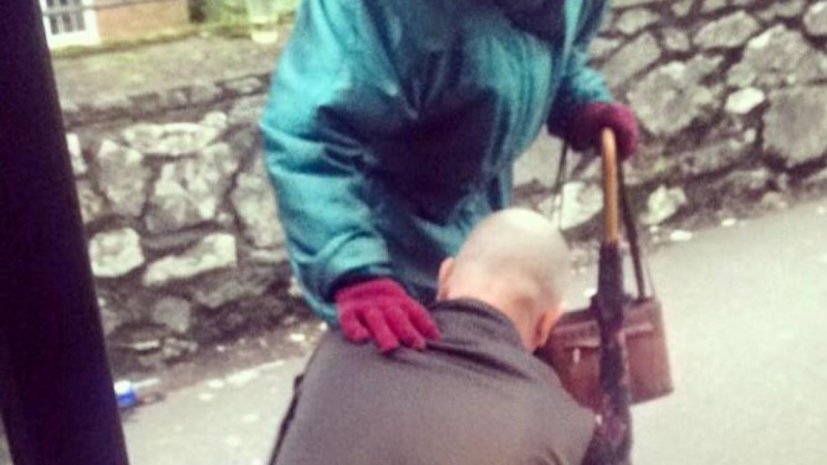 a coborat din autobuz s a aplecat si a facut un gest care i a uimit pe pasageri cum a reactionat