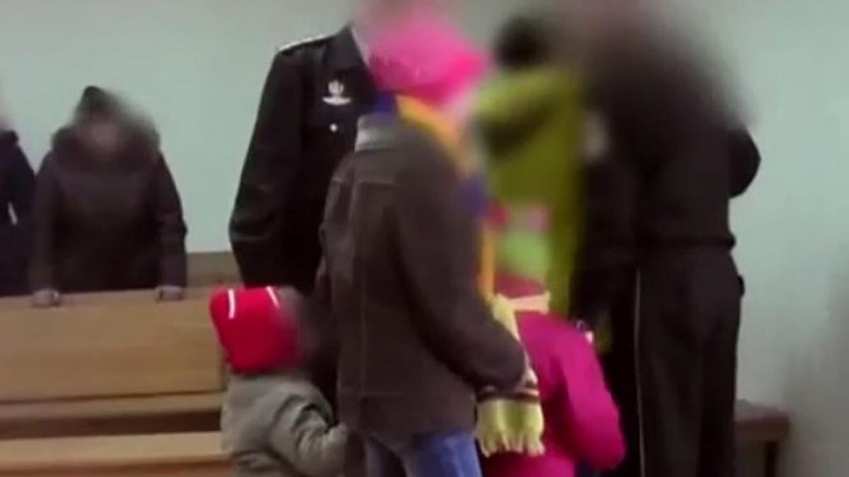 imagini dramatice mama incatusata in fata copiilor