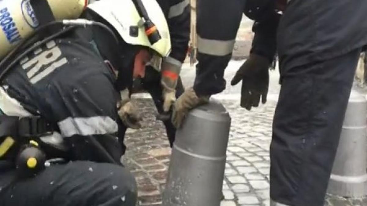 pompieri nevoiti sa scoata cu ranga pilonii din asfalt ca sa ajunga la un