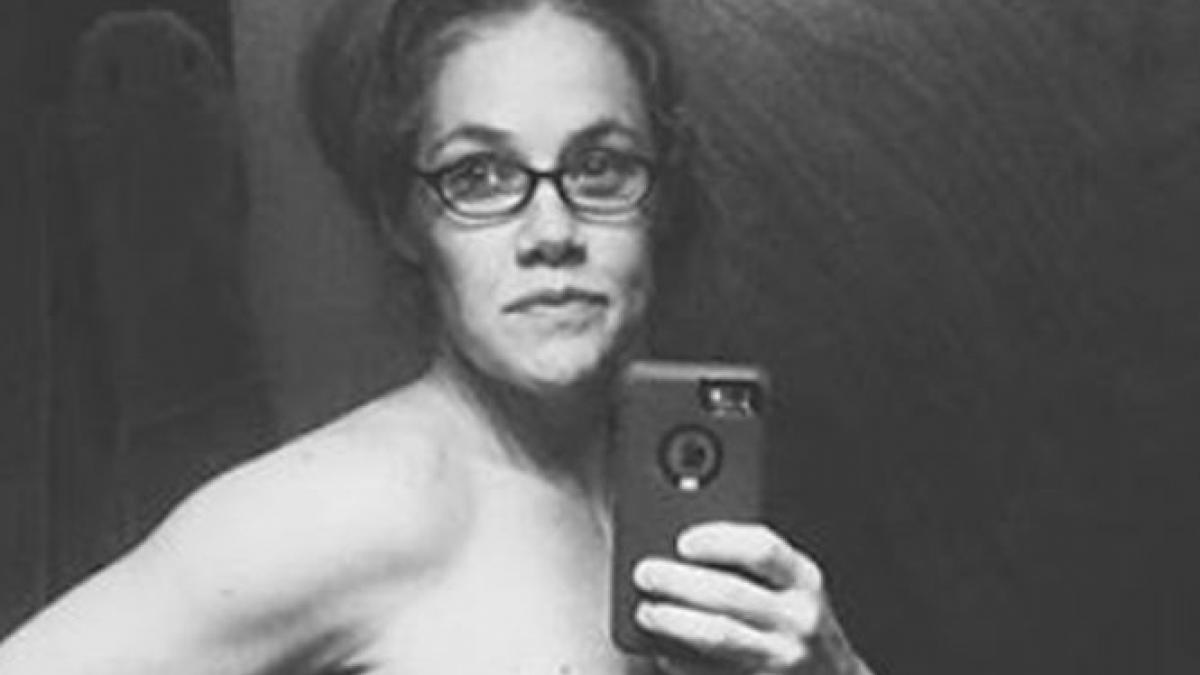 si a fotografiat trupul la cateva ore dupa ce a nascut