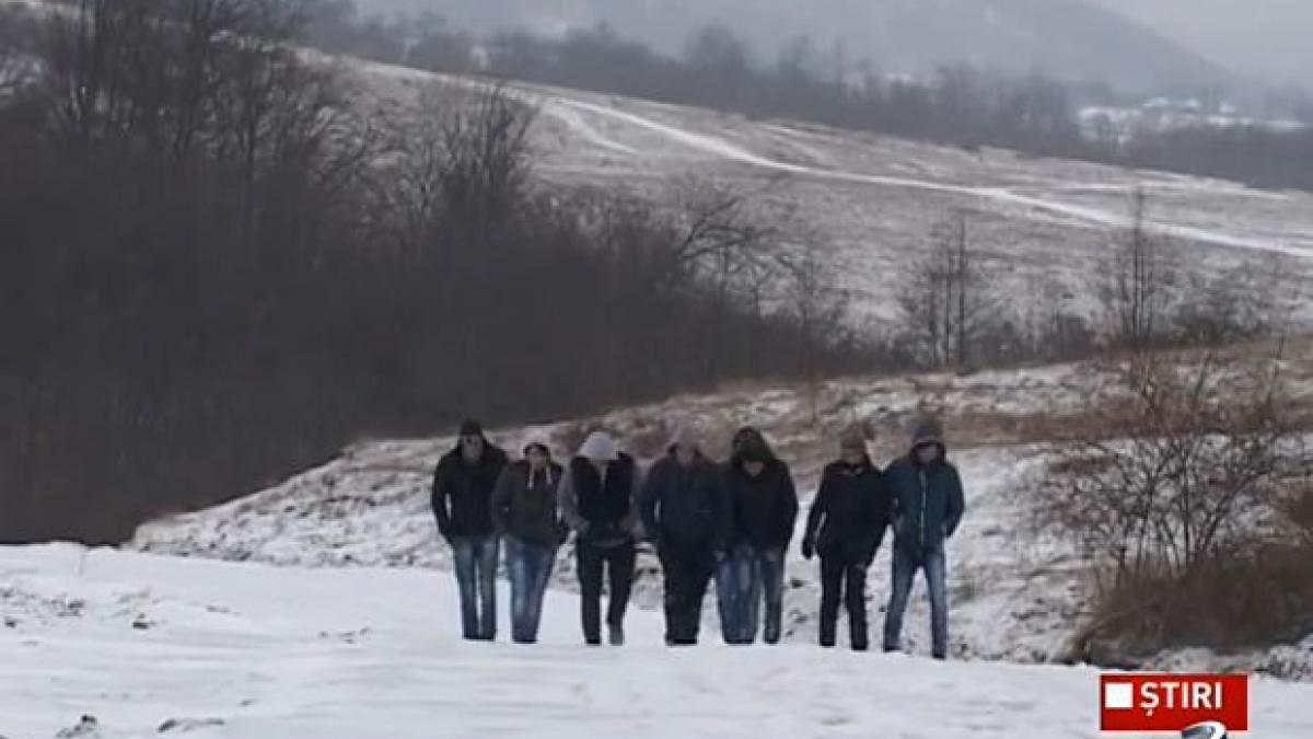 situatie dramatica in salaj 24 de elevi merg 14 kilometri pe jos prin ger si zapada pana la scoala