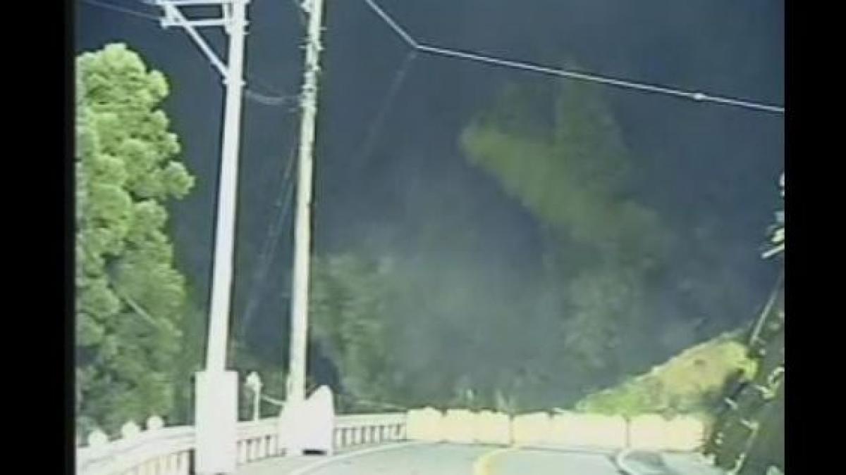 alunecare teren munte drum imagini