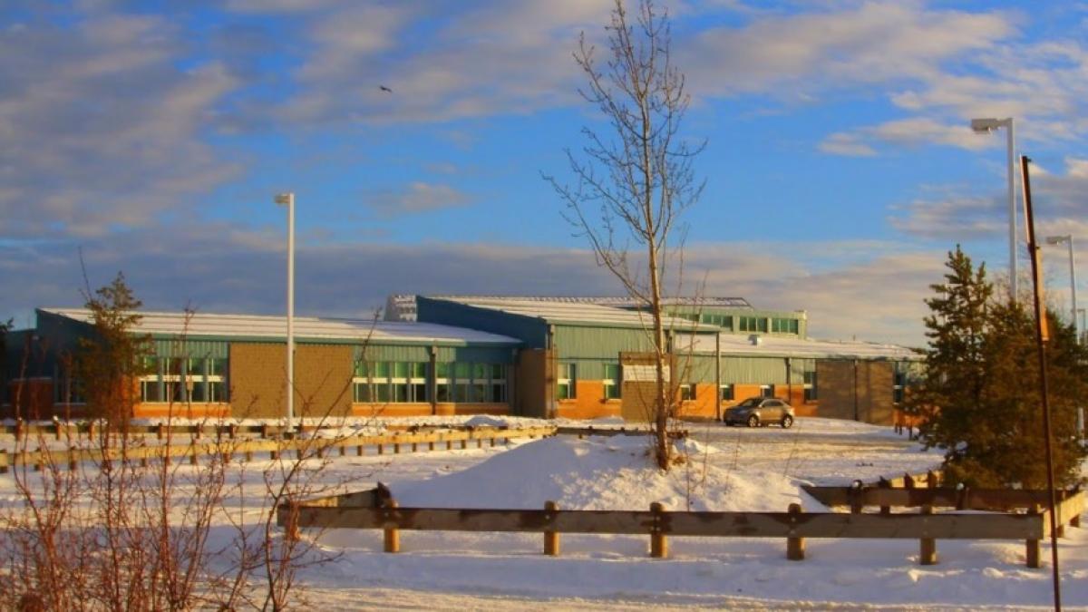 atac armat intr o scoala din canada