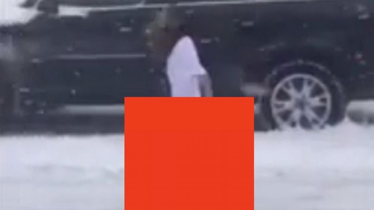 afara era viscol iar ea umbla asa pe strada oamenii se uitau la ea si nu le venea sa creada ce vad