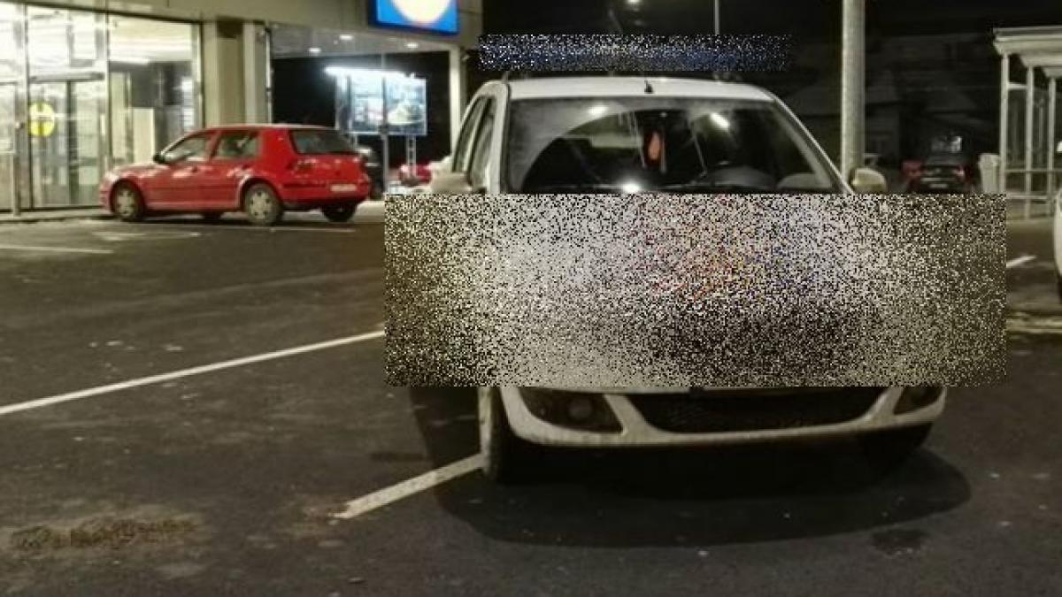 aparitie surpriza in parcarea unui supermarket masina ocupa doua locuri de parcare
