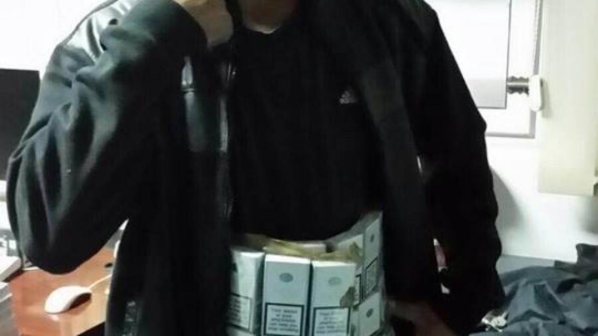 contrabandisti descoperiti la frontiera imbracati in tigari