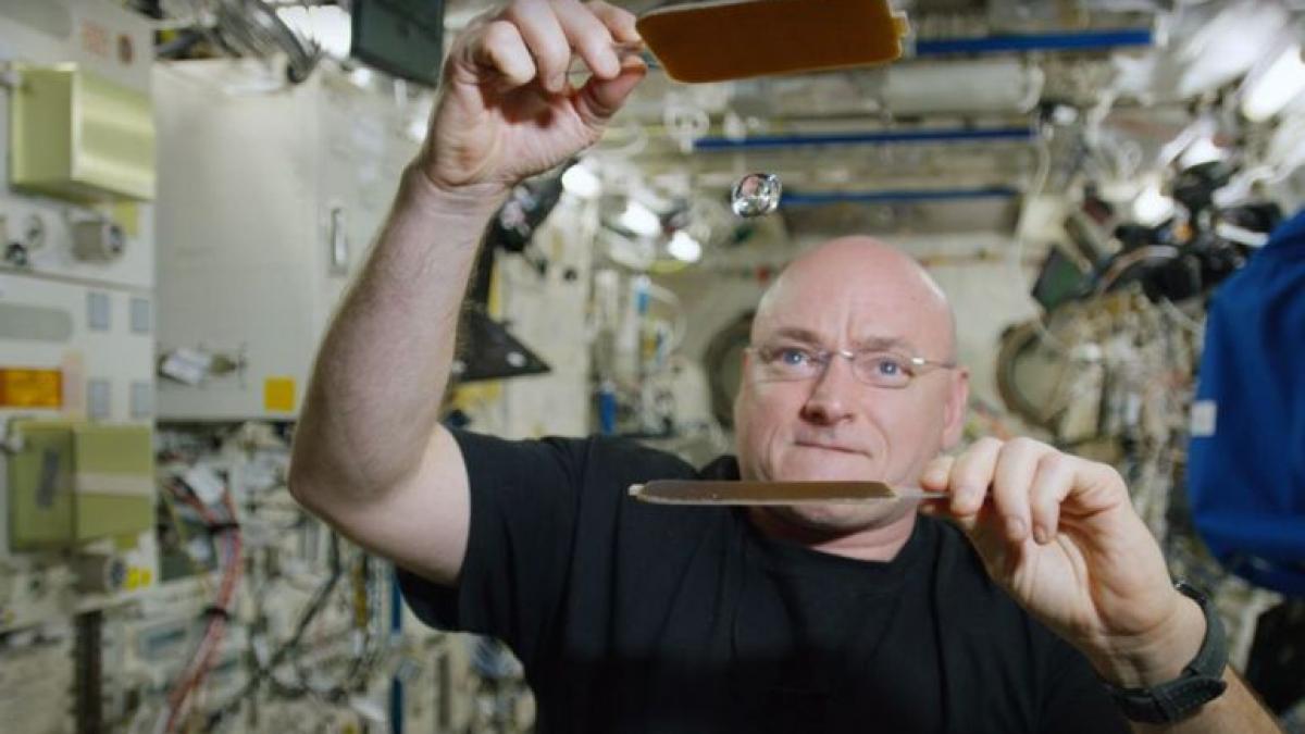 cum se joaca ping pong in spatiu demonstratia video facuta de un cunoscut astronaut american