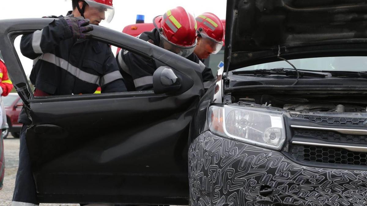 fiul unui afacerist din mures scos de pompieri din masina tanarul dormea dus in bmw