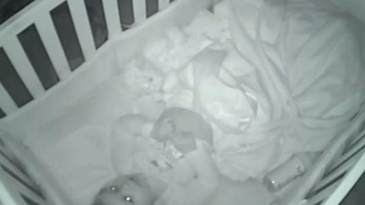 si au filmat copilul de doi ani pe ascuns si au descoperit ceva incredibil ce facea fetita noaptea