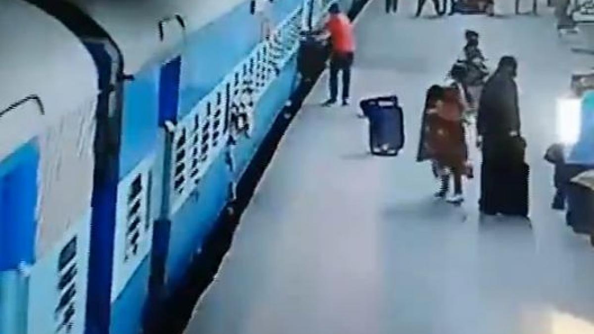 accident india femeie tren