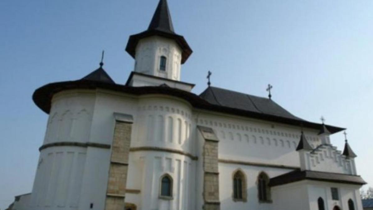 catedrala arhiepiscopiei roman a fost jefuita cu ce suma imensa au fugit hotii