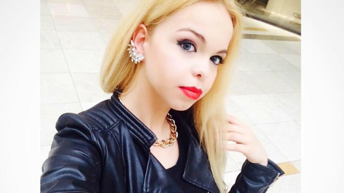 Cum arată Barbie de România după primele intervenţii estetice. Şi-a etalat noul chip la "Agentul VIP"