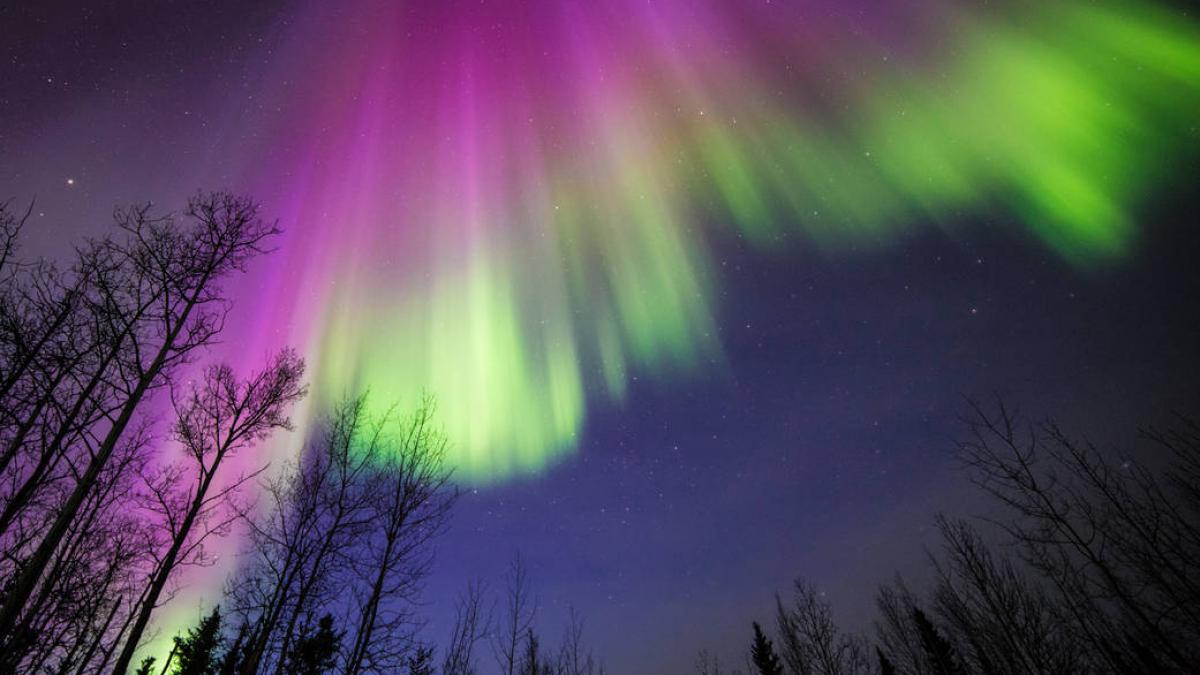 imagini incredibile zbor cu parapanta pe sub aurora boreala