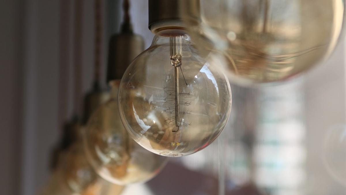 100 de minute de ce platesc romanii atat de mult pentru curent gaze si carburanti