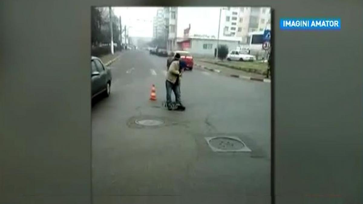 asfaltul proaspat turnat nivelat cu piciorul