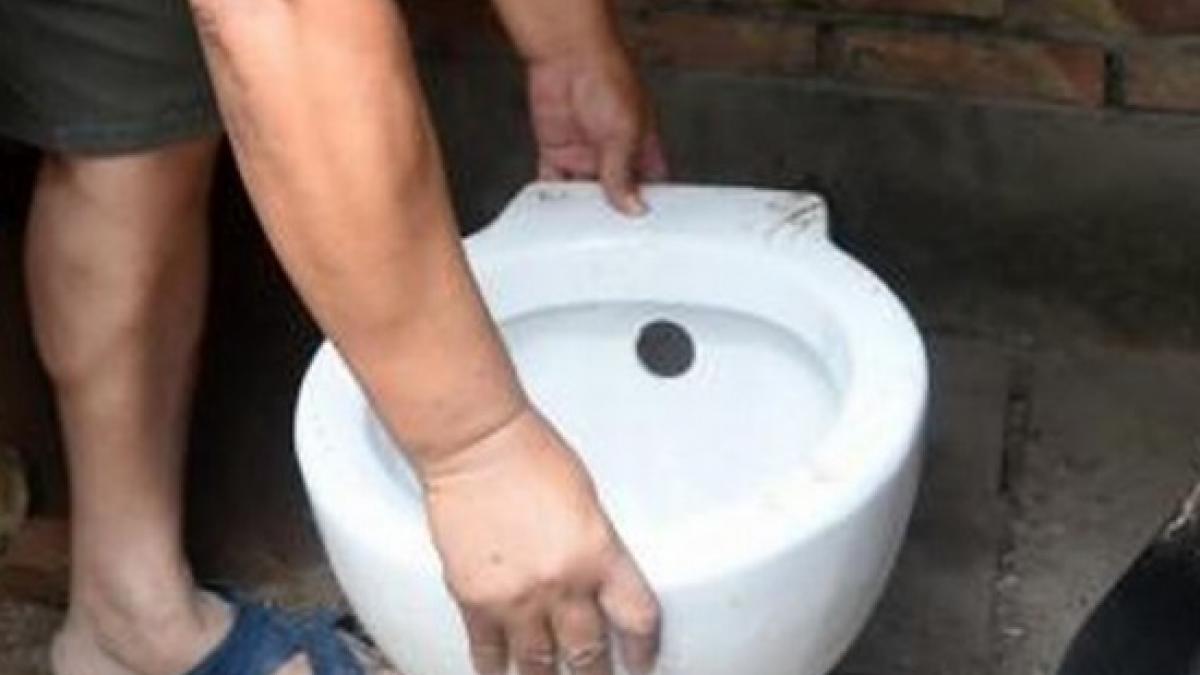 gara din fagaras la un pas de inchidere o femeie de serviciu care gatea carne la wc garii