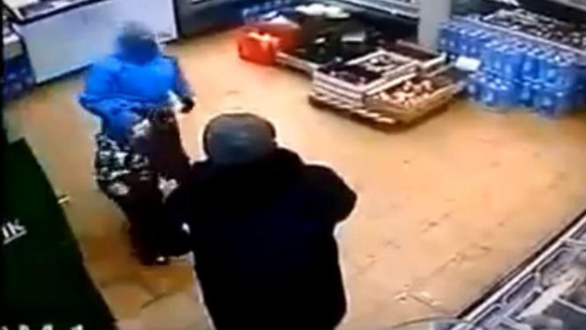 imagini revoltatoare o mama isi bate cu bestialitate copilul in public