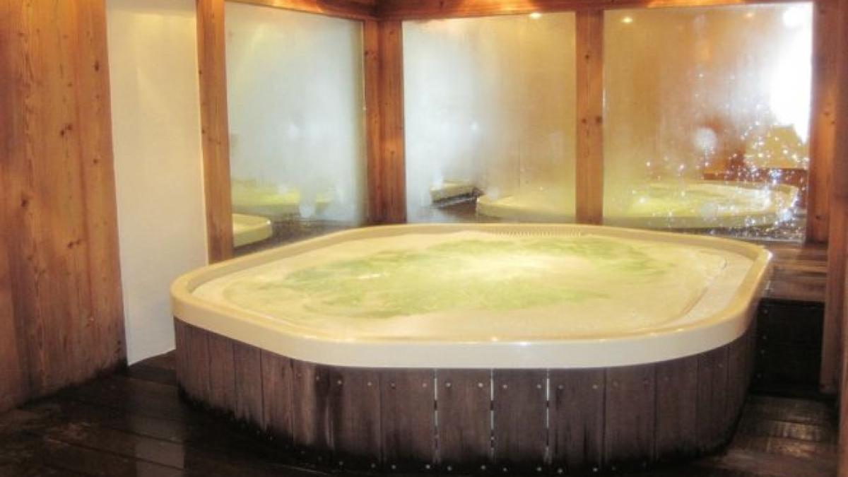 Dezmăț într-o primărie din Vaslui: Angajații au baie cu jacuzzi