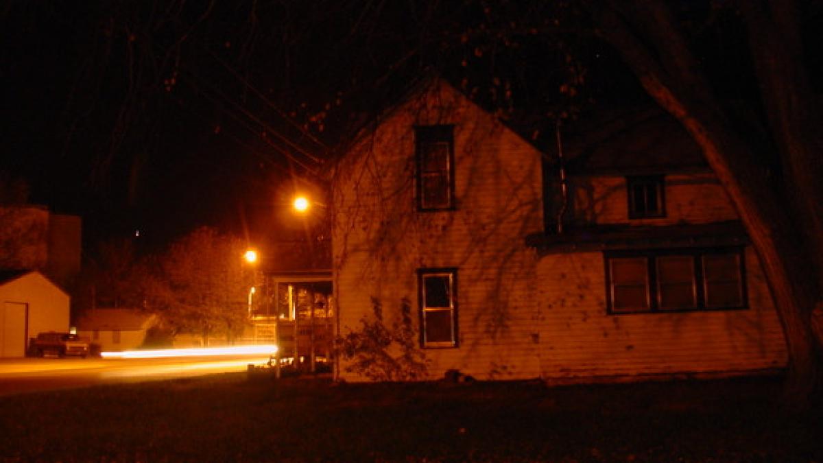 a rezistat 12 ani intr o casa bantuita nu a mai rezistat si scos cladirea la vanzare ce i s a