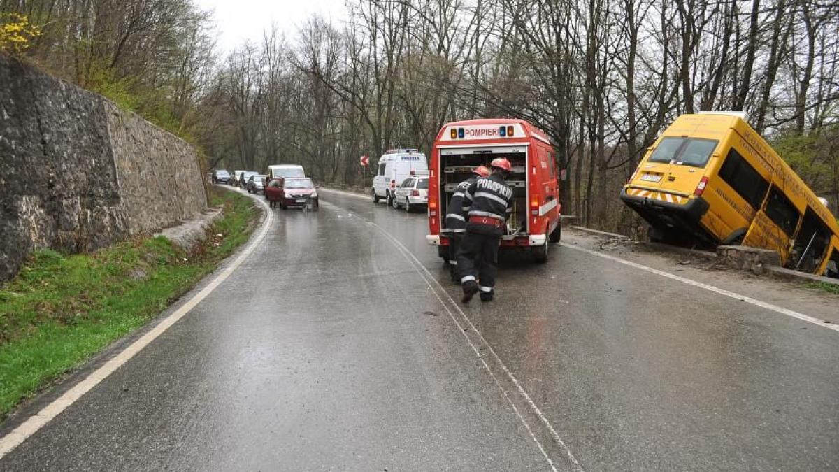 accident rutier cu un microbuz scolar
