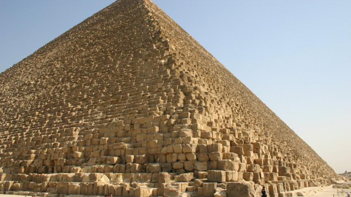 un adolescent a escaladat marea piramida din giza video impresionant