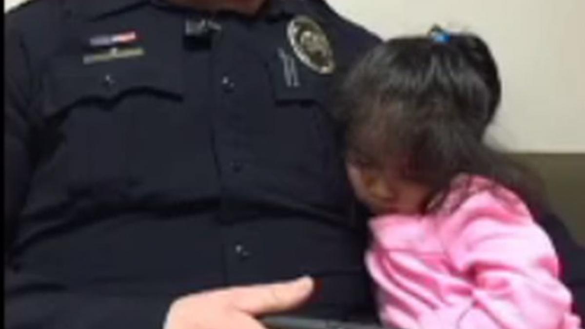 ce i a facut o fetita unui politist cat timp tatal ei era in sala de judecata imaginile au devenit