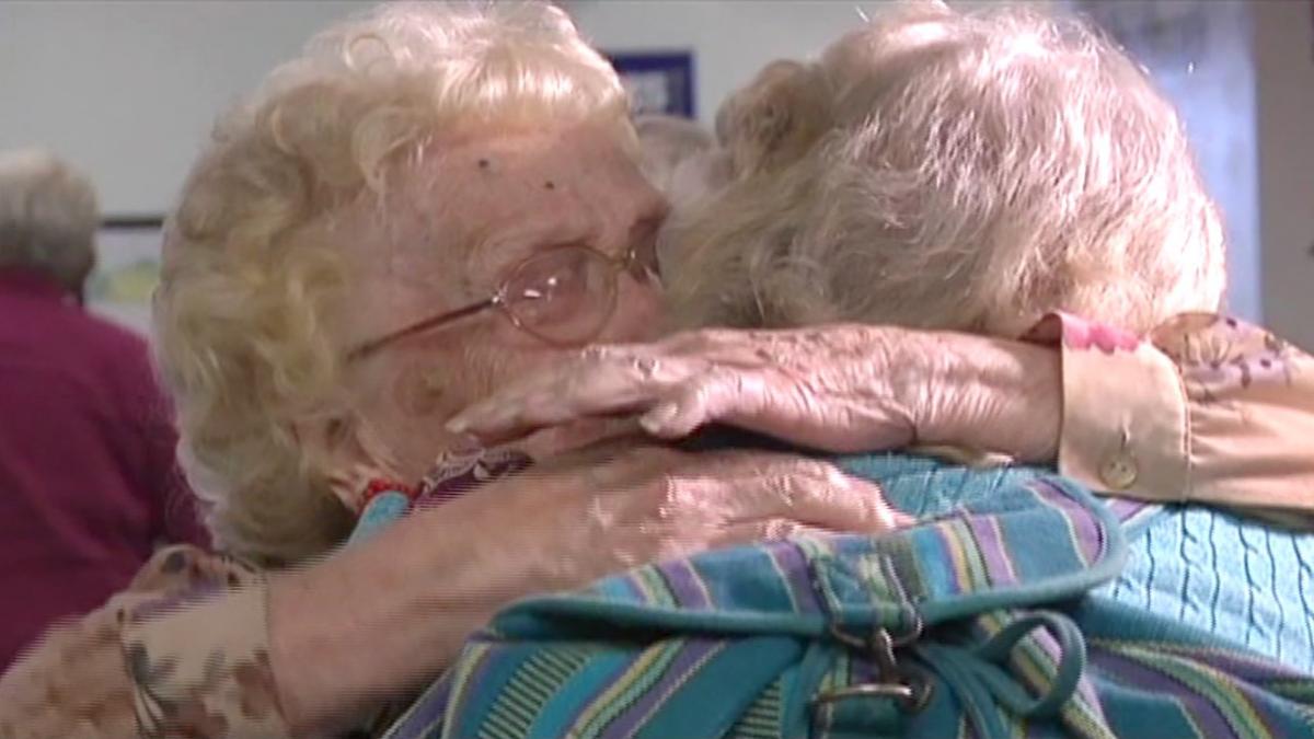 mama si fiica reintalnire emotionanta dupa 82 de ani video