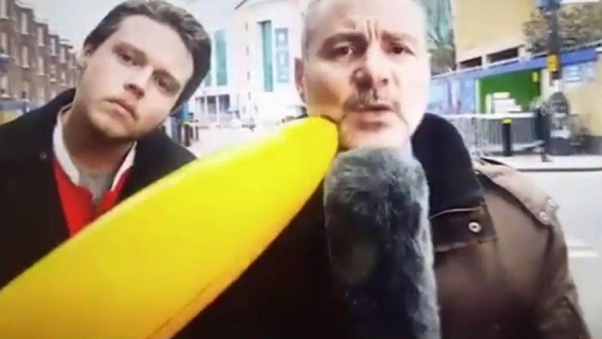 Momentul răbufnirii unui reporter agasat de un suporter cu o banană gonflabilă