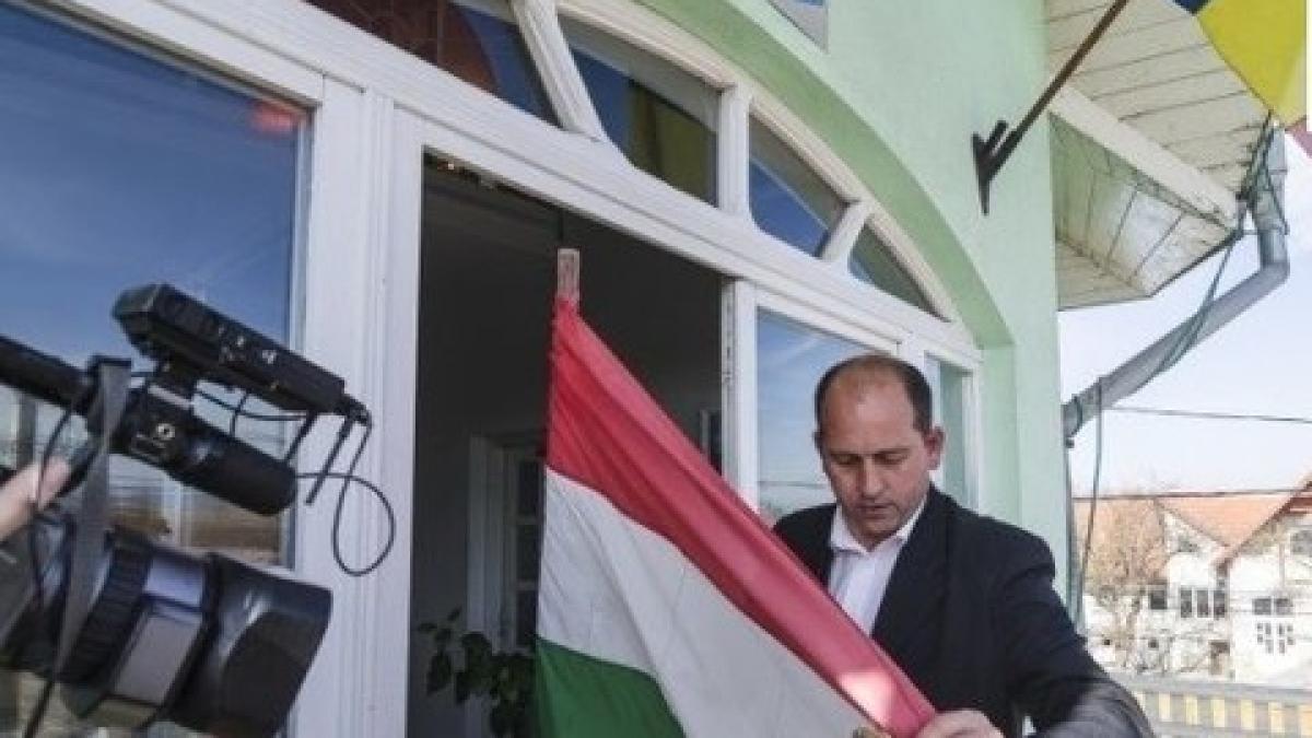 primar udmr amendat pentru ca a refuzat sa dea jos steagul ungariei de pe primarie