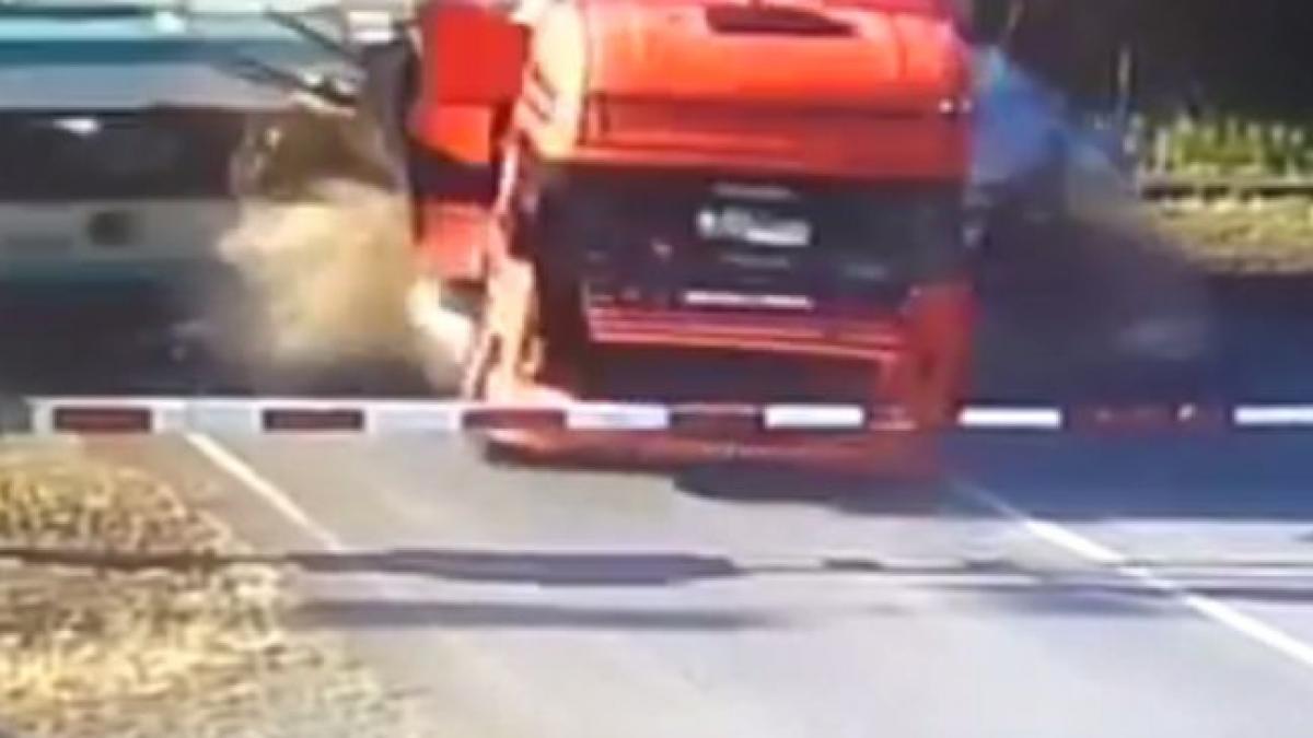 camion lovit de tren