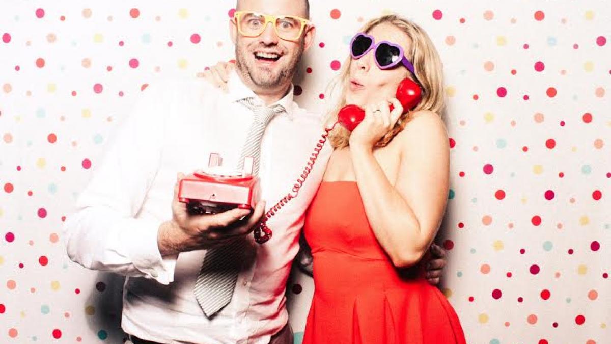 cum fac doi romani afaceri din selfie urile de la petreceri ajunse pe facebook sau instagram