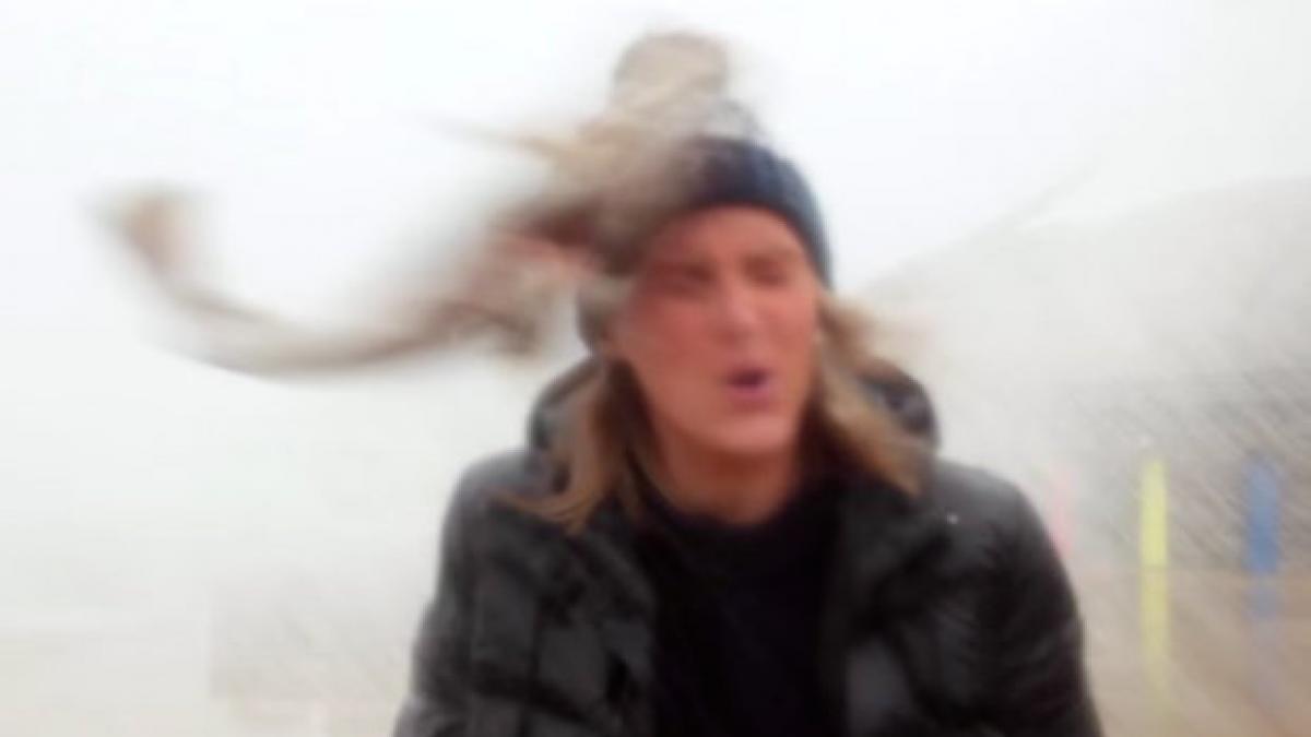 lovita in direct de un peste zburator toata lumea a ras de incident