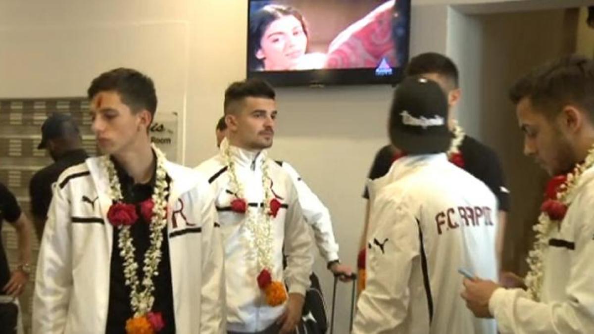 nebunie la aterizarea rapidului in india giulestenii au fost asteptati de zeci de indieni pe